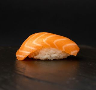 Суши з лососем (35г)