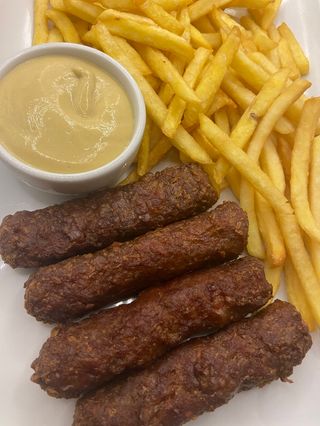 Meniu mici, cartofi prăjți și muștar