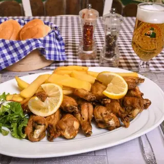 Krilca na žaru sa pomfritom