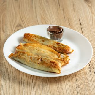 Naleśnik z nutellą, bitą śmietaną i posypką