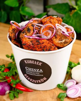 Kubełek szaszłyków z kurczaka