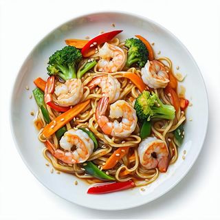 Udon saltati con gamberetti e verdure