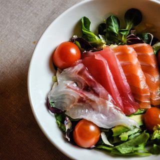 Insalata con pesce misto crudo