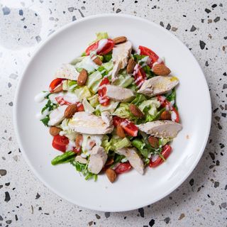 Insalata con pollo e mandorle