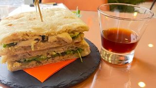 Focaccia vegana con hummus e avocado