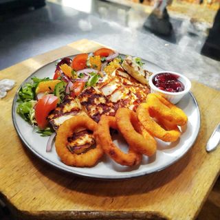 Sałatka grillowany halloumi (wege)