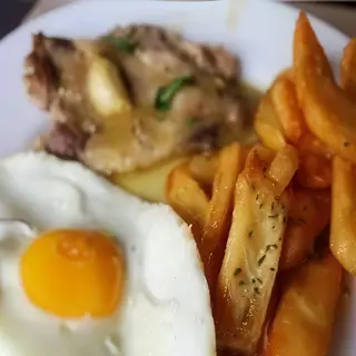 Bitoque de bifana -à cervejeira