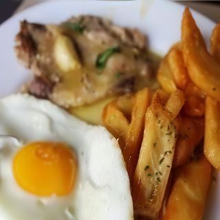 Bitoque de bifana -à cervejeira