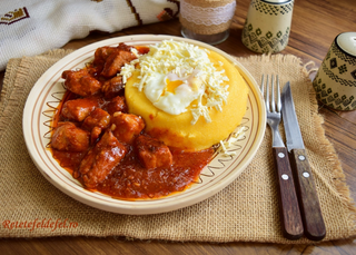 Tochitura cu mamaliguta ou+brânză