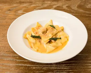 FAZZOLETTO RIPIENO DI ZUCCA, BISCOTTO AMARETTO E PARMIGIANO