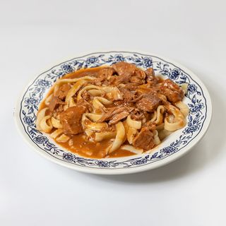 Juneći gulaš s prilogom po izboru