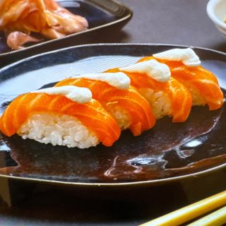 25. Nigiri Salmón Queso Crema 
