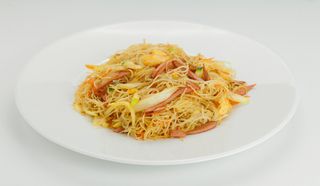 Fideos fritos con pollo al curry