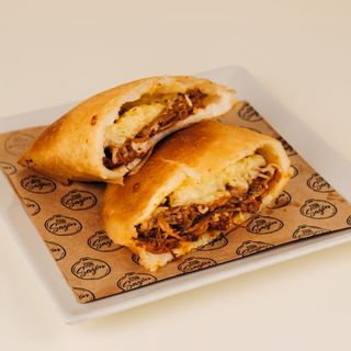 Empanada carne mechada con queso amarillo