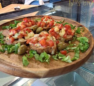 Brusketi sa pršutom