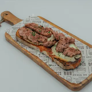 Chorizo criollo, mermelada de tomate y queso de cabra