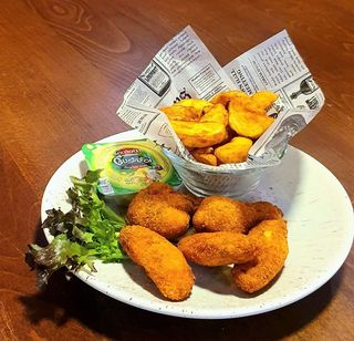 Aripioare de pui picante cu cartofi wedges/sos de usturoi