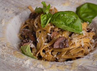 Tagliatelle ai funghi porcini cu trufe