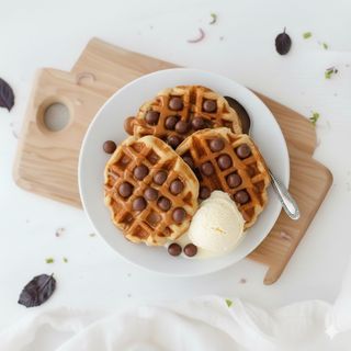 Gofres Con Dulce De Leche Y Bola De Helado De Vainilla