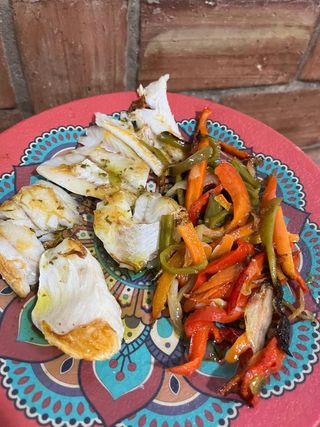 Rosada a la plancha con guarnición