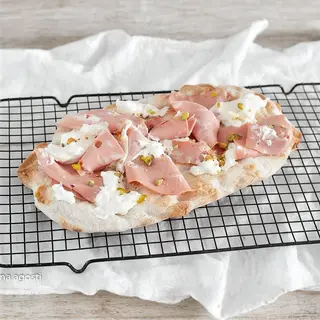 Pizza De mortadela y burrada