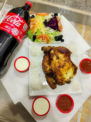 Pollo A L'Ast Entero Con Ensalada Queso De Cabra Con Arroz Y Bebida