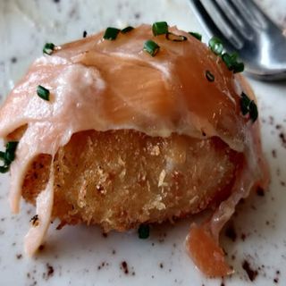 Croquetas De Cabrales Con Una Loncha De Salmón Y Salsa Sweet Chile
