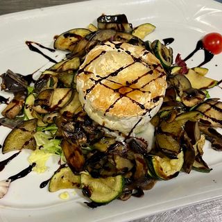 Queso de cabra con salteado de verduras