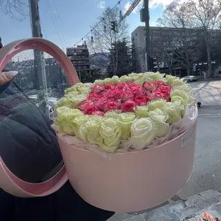 დიდი ულამაზესიი ვარდების ყუთი  