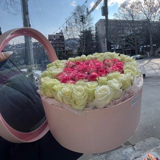 დიდი ულამაზესიი ვარდების ყუთი  