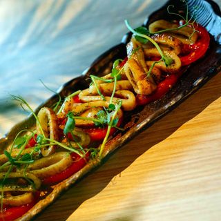 კალმარი პომიდვრით და ტაპენადის სოუსით