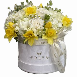 Cutie mică cu flori albe și galbene