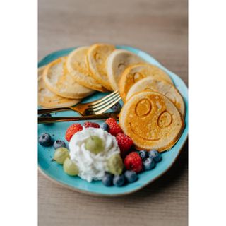 Pancakes z kremem śmietankowym i owocami