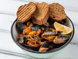 Мідії Чілі у томатному соусі з хрустким багетом (500/45g)