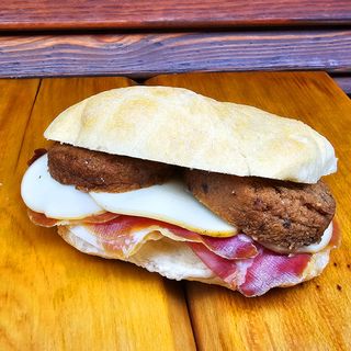 Panino con polpetta di melanzane, speck e provola