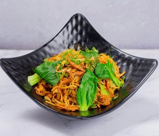 Nouilles Sautées Aux Émincés De Bœuf Et Légumes Frais