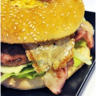 Burguer Con Bacon, Queso, Huevo Y York