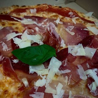 Pizza Prosciutto Crudo y parmesano (33 Cm.)