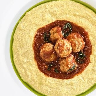 Полента з мітболами у томатному соусі 