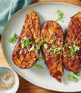 Berenjena asada con salsa miso y pan de gambas