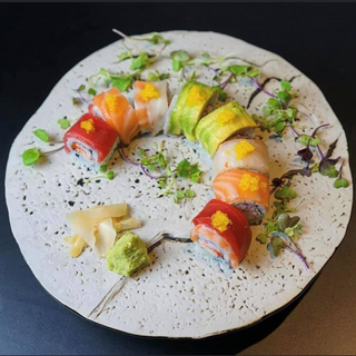 Uramaki arcoíris (4 uds.)