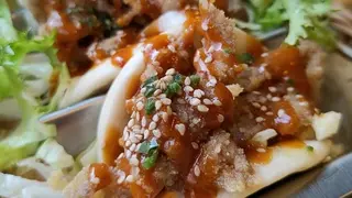Bao con straccetti di maiale fritto e salsa bbq piccante