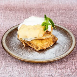 Clătite cu brânză de vaci, smântână şi stafide