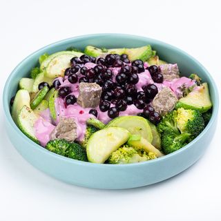 საქონლის სალათი ბოსტნეულით და საფერავის სოუსით