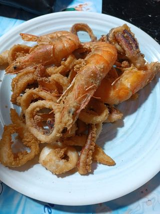 Pesce fritto a piacere gamberi calamari e pescato del giorno
