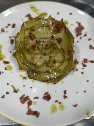 Tapa De Corazón De Alcachofa Con Jamón Serrano Deshidratado