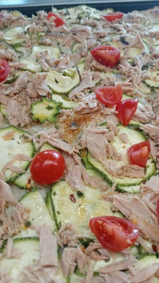 Pizza zucchine e tonno