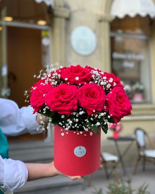 ყუთი წითელი ვარდებით