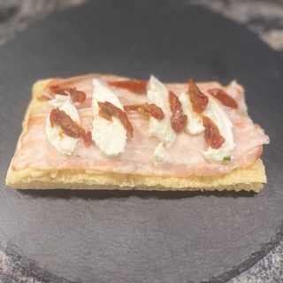 Porchetta trentina, bufala pomodori confit.