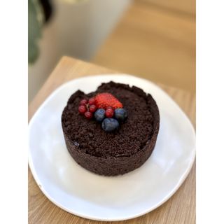 Пирог творожный с шоколадной крошкой сверху украшенный ягодами